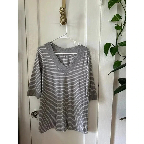 Avenue Essentials Women’s size 14/16 gray striped top - Picture 1 of 5